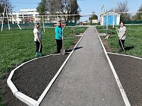 Новосельцы ухаживают за новым парком