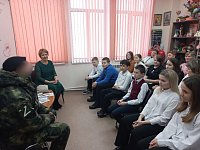 Аркадакские школьники и «серебряные» волонтёры встретились с участником СВО