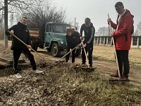 Молодёжь убирает город