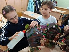 Младшеклассники городской школы № 3 смастерили избушки для Бабы Яги