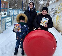 Студенты медколледжа дарили маленьким аркадакцам детские книги
