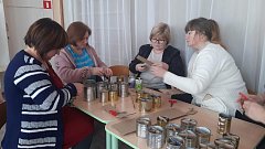 Женщины города Аркадака изготовили запас блиндажных свечей для участников спецоперации