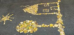 В Аркадаке дошколята выкладывают на асфальте осенний орнамент