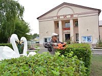 Владимир Махнанов подходит творчески к благоустройству территории возле кинотеатра 