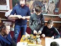 Воспитанники воскресной школы храма Вознесения Господня делают блиндажные свечи из церковных огарков и целебного воска 
