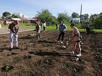 Для 17 школьников начались первые трудовые будни