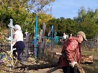Жители Чиганака убрались на местном кладбище