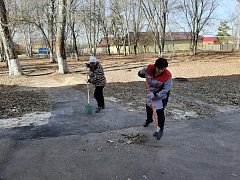 В Красном Знамени идёт опиловка деревьев и уборка общественных территорий