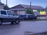Возле «Пятёрочки» в Аркадаке столкнулись «пятнашка» и Нива