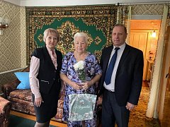 В Аркадакском районе на дому поздравили женщин-матерей с их праздником 