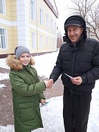 Сотрудники Аркадакской Госавтоинспекции со своими юными помощниками поздравили мужчин-водителей с Днём защитника Отечества