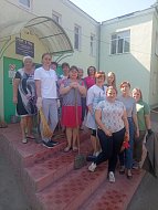 Медики привели в порядок территорию больницы