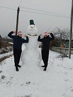 Аркадакцы развлекаются на каникулах лепкой снеговиков