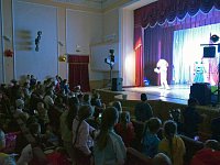 Перед аркадакскими детьми выступили артисты театра пародий и двойников из города Пензы