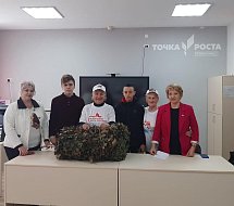 В Росташах дети и учителя сплели для бойцов маскировочную сеть