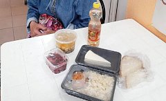 Соцработники и волонтеры доставляют горячие обеды подопечным Центра соцобслуживания населения 