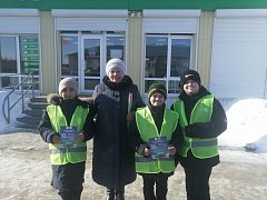 В преддверии 8 Марта сотрудники ГАИ  совместно с юными инспекторами движения поздравили женщин с праздником 