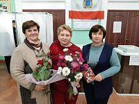 Надежду Бугрову поздравили с днём рождения на избирательном участке