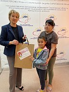 В Центре соцобслуживания Аркадакского района детям показали развлекательную программу и вручили школьные принадлежности
