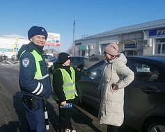 В преддверии 8 Марта сотрудники ГАИ  совместно с юными инспекторами движения поздравили женщин с праздником 