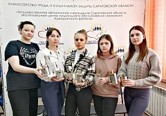 Для волонтёров из Аркадакского медколледжа проведён мастер-класс по изготовлению блиндажных свечей 
