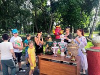 Аркадакцы в городском парке пили чай у самовара