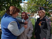 Сотрудники Аркадакской Госавтоинспекции и "серебряные волонтёры" вручили аркадакцам георгиевские ленты со световозвращающими элементами