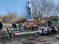 Баклушане привели в порядок территорию вокруг памятника погибшим воинам