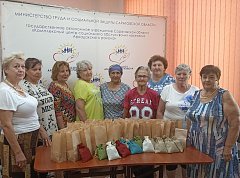 Аркадакские "серебряные" волонтеры собирают травяные чаи для военнослужащих