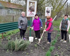 В Красном Знамени идёт опиловка деревьев и уборка общественных территорий