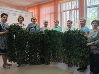 Аркадакские женщины сплели маскировочные костюмы для военнослужащих