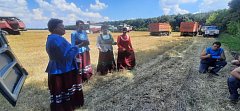 Росташовские артисты подарили музыкальные минуты отдыха труженикам полей
