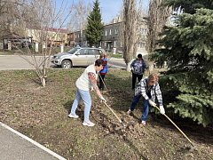 Пример сплочённости и трудолюбия показали сотрудники районной администрации на прошедшем субботнике