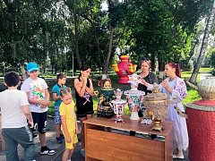 Аркадакцы в городском парке пили чай у самовара