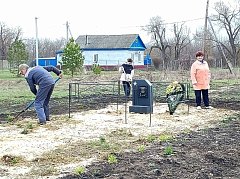 Краснознаменцы массово вышли на весеннюю уборку