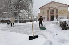 Аркадакские дороги от снега чистят шестнадцать снегоуборщиков 
