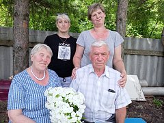 Жителя Кистендея Николая Степанова торжественно поздравили с юбилеем