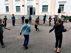 Аркадакские дети из пришкольных лагерей весело проводят время с культработниками района