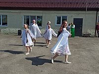 У сельских работников культуры возрождается добрая традиция своими концертами дарить хорошее настроение труженикам полей