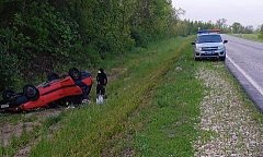  На мокрой дороге красный фольксваген опрокинулся в кювет
