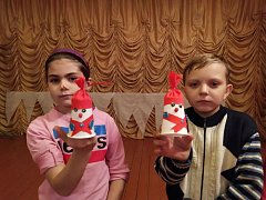 Работники культуры района делают новогодние игрушки своими руками
