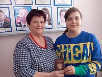 В Красном Знамени торжественно вручили школьнице паспорт гражданина РФ