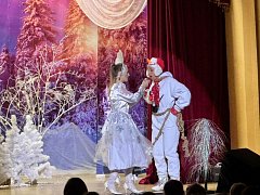 На сцене районного Дома культуры для детей прошёл новогодний спектакль «Невероятные приключения Снегоедов»