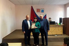 Работу муниципальных служащих отметили наградами