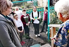 В Аркадаке прошла поздравительная акция для людей старшего поколения под названием «Пусть осень жизни будет золотой»