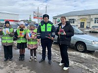 Сотрудники Аркадакской Госавтоинспекции и юидовцы поздравили женщин в 8 Марта