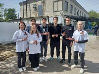В Аркадаке волонтеры раздают прохожим символ Победы