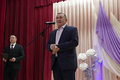 Весеннее настроение, песни и танцы дарили аркадакским женщинам творческие коллективы районного Дома культуры