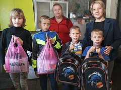 В Центре соцобслуживания Аркадакского района детям показали развлекательную программу и вручили школьные принадлежности