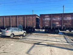 Легковая машина попала под товарный состав